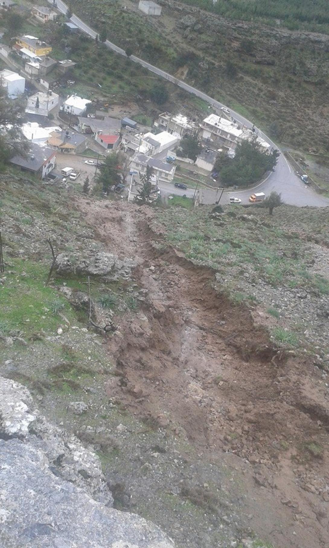 Τα Βορίζια ανησυχούν για τη λάσπη που "τρέχει" από το βουνό μέσα στο χωριό
