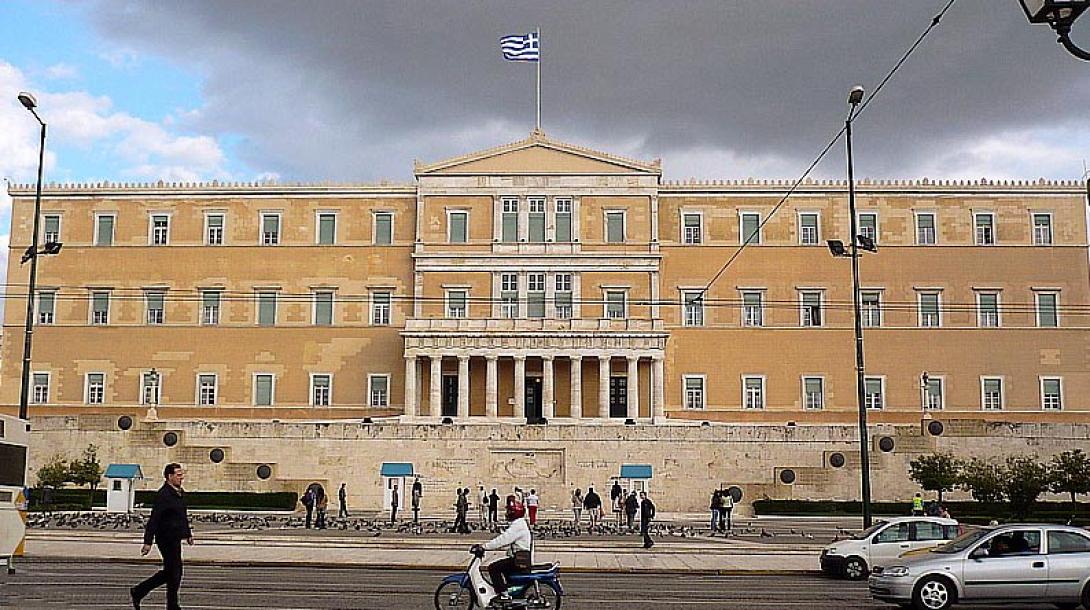 Πυκνοί καπνοί στο ισόγειο της Βουλής από βραχυκύκλωμα