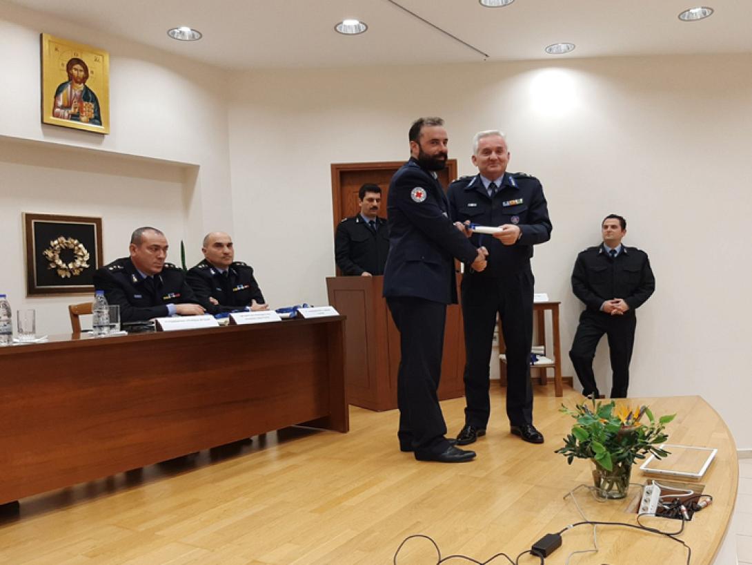 Ο Νίκος Λαγουδάκης βραβεύει εθελοντή Πυροσβέστη