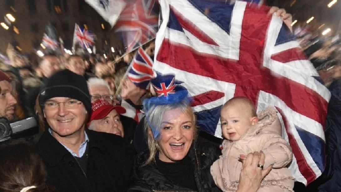 Σκεπασμένοι με βρετανικές σημαίες, γιόρτασαν την έξοδο