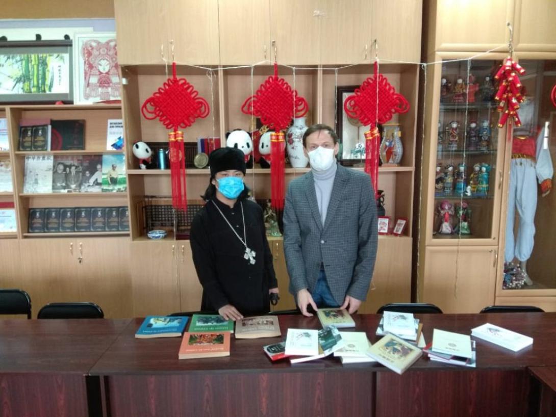 Δωρεά Ορθοδόξων βιβλίων στην Κίνα