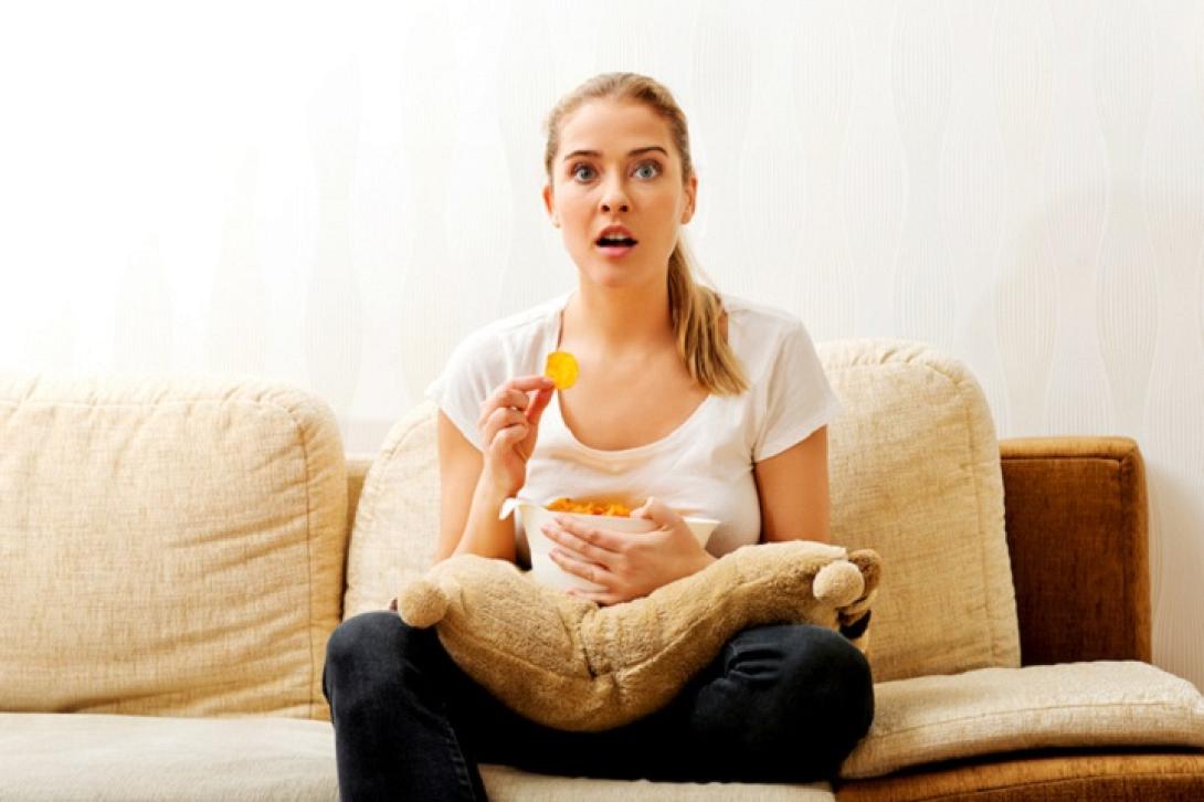 γυναίκα στο σπίτι-φαγητό-αδυνάτισμα