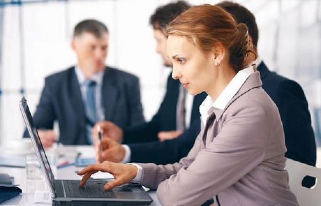 Οι γυναίκες εργάζονται περισσότερες ώρες αλλα αμοίβονται για λιγότερες