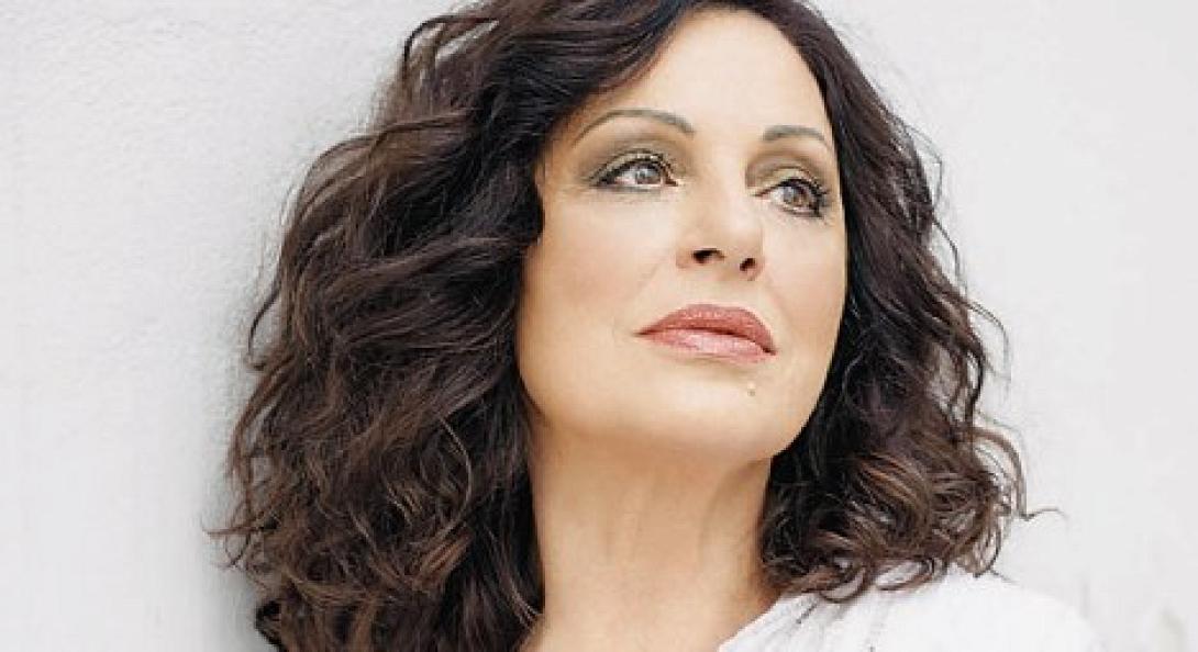 «Καίω εσένα»: Το δεύτερο νέο single της Χάρις Αλεξίου