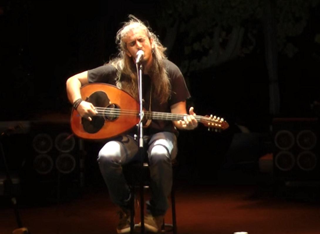 Ο Γιάννης Χαρούλης τραγούδησε για τον Παύλο Φύσσα (βίντεο)