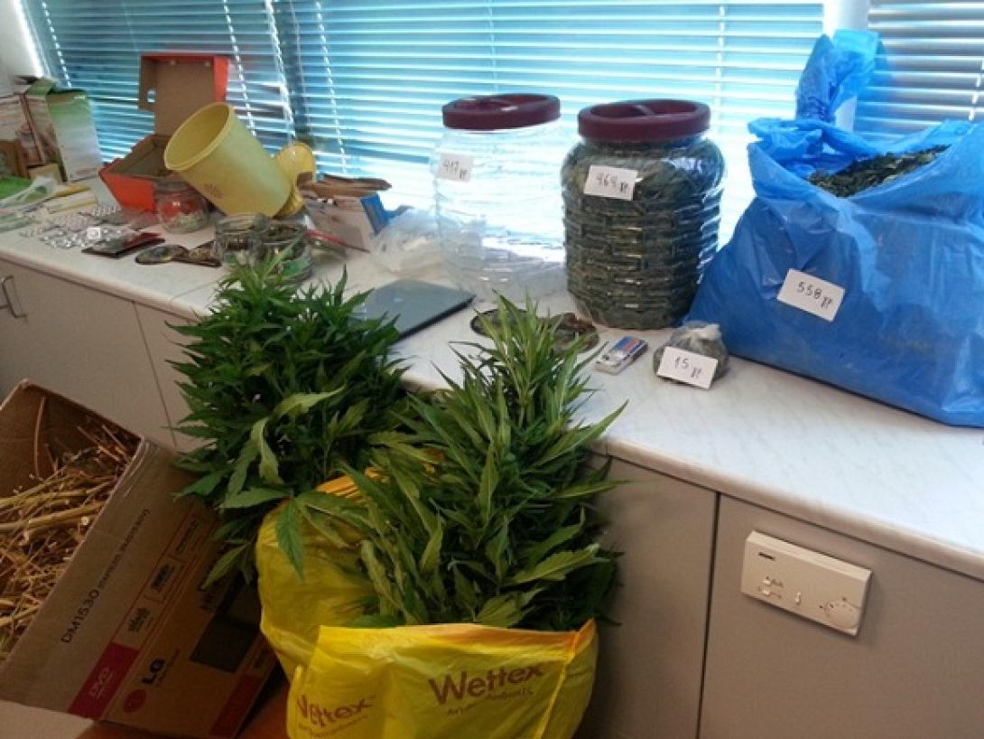 Ηράκλειο: Είχαν ένα κιλό χασίς μέσα στο σπίτι (φωτογραφίες)