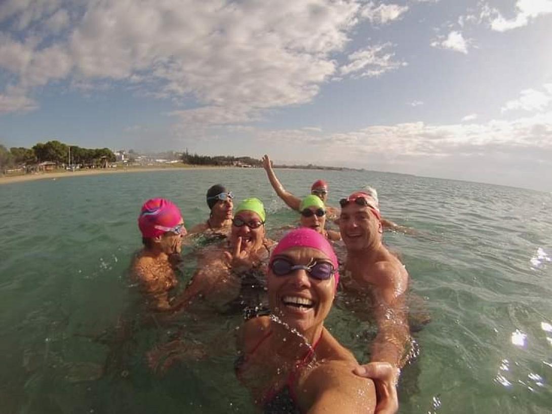 Θαρραλέοι κολυμβητές έκαναν την πρώτη βουτιά για το 2020.jpg