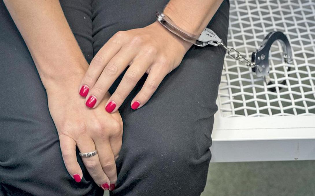 γυναίκα χειροπέδες