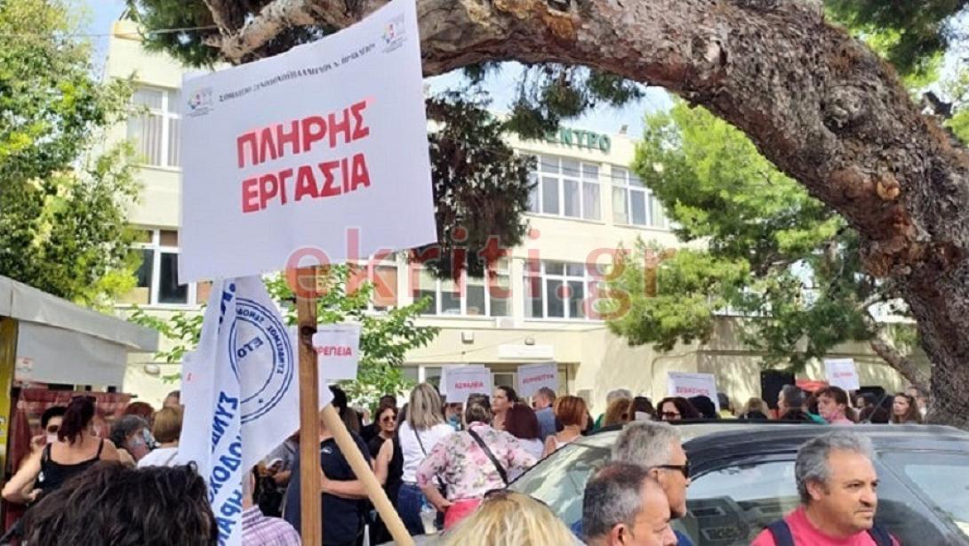 Με πλακάτ και συνθήματα οι ξενοδοχοϋπάλληλοι στο Ηράκλειο