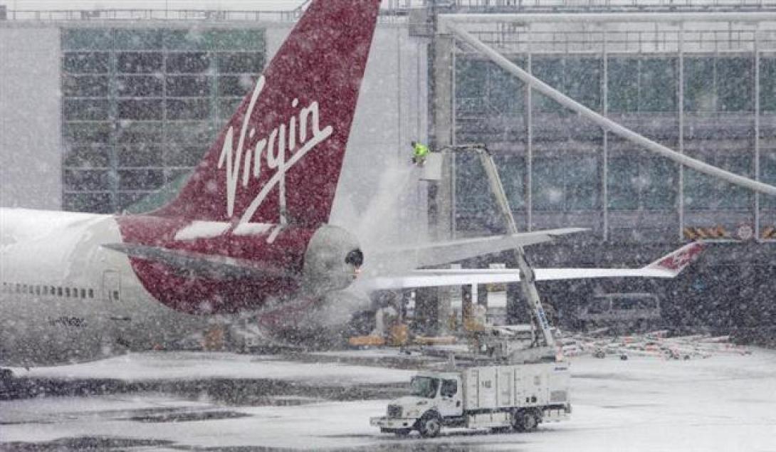 Η κακοκαιρία καθηλώνει τα αεροπλάνα στο Χίθροου του Λονδίνου 