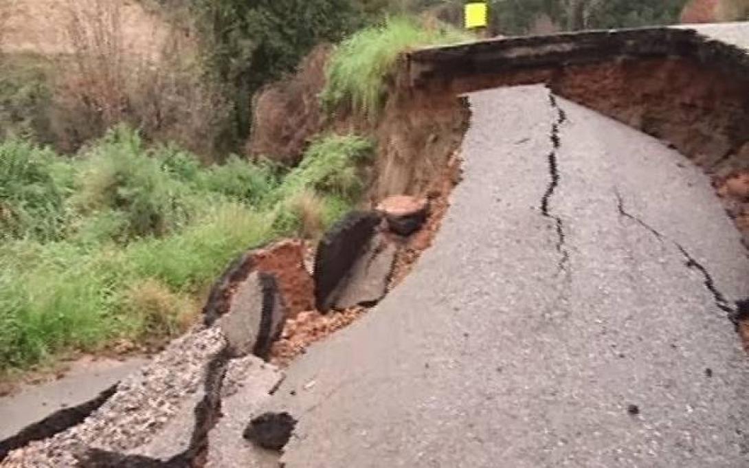 Σεισμόπληκτα μοιάζουν τα χωριά στα όρη Σουλίου