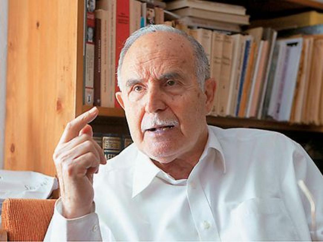 Ο 83χρονος ποιητής, Ντίνος Χριστιανόπουλος τραγούδησε με την "παρέα" του Τσιτσάνη