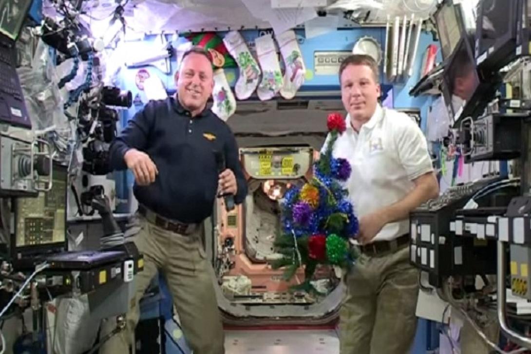 Έτσι γιορτάζουν τα Χριστούγεννα στο ... διάστημα (βίντεο)