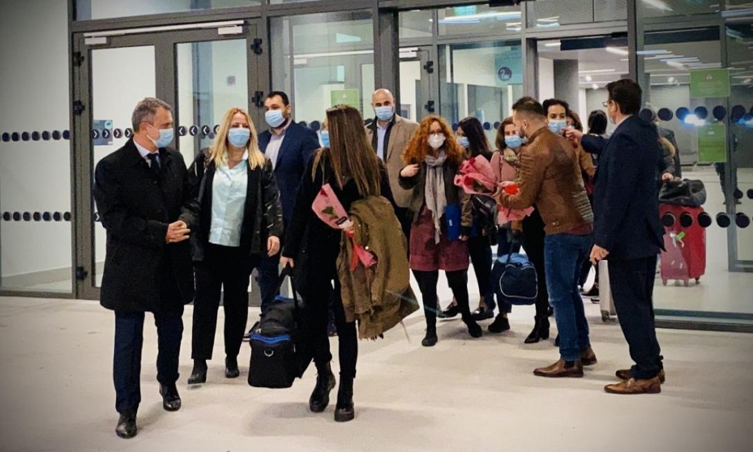 Από την άφιξη των νοσηλευτριών στο αεροδρόμιο "Μακεδονία" της Θεσσαλονίκης.