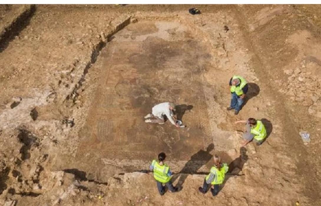 Στο φως ψηφιδωτό με σκηνή από την Ιλιάδα του Ομήρου