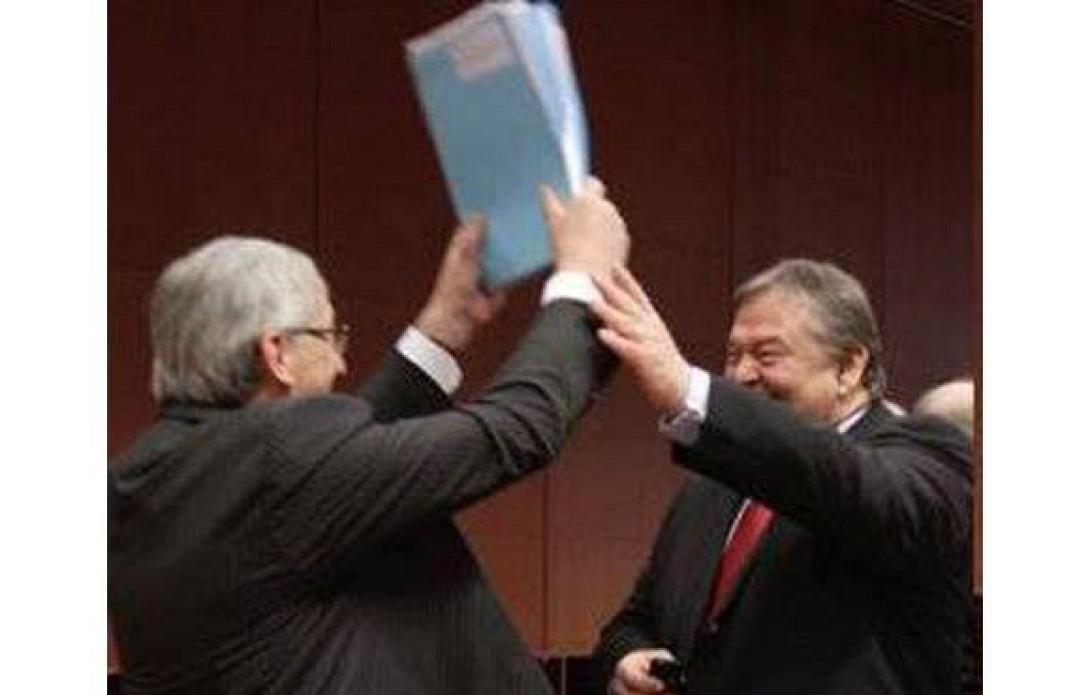 Ο Ζαν Κλοντ Γιούνκερ μας κουνά το δάχτυλο και μας δείχνει τι να ψηφίσουμε