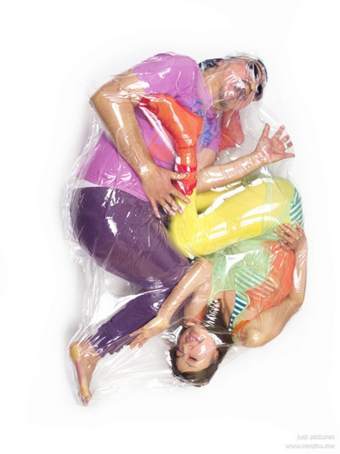 Ζευγάρια κλεισμένα... αεροστεγώς σε σακούλες! (βίντεο) 