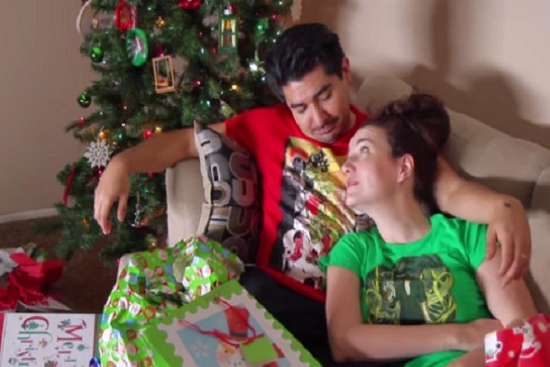 Πως περνά ένα ζευγάρι τις γιορτές των Χριστουγέννων (βίντεο)