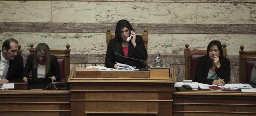 Χαμός στη Βουλή με Ζωή, Άδωνι και Κυριάκο για τη Χρυσή Αυγή