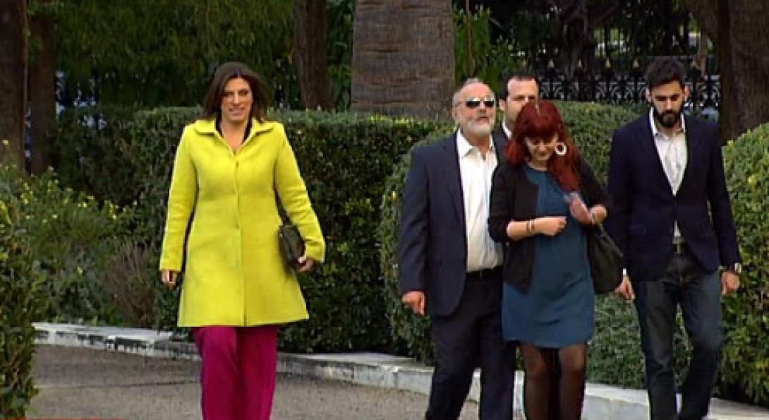 Καναρινί παλτό και ροζ παντελόνι για τη Ζωή Κωνσταντοπούλου 