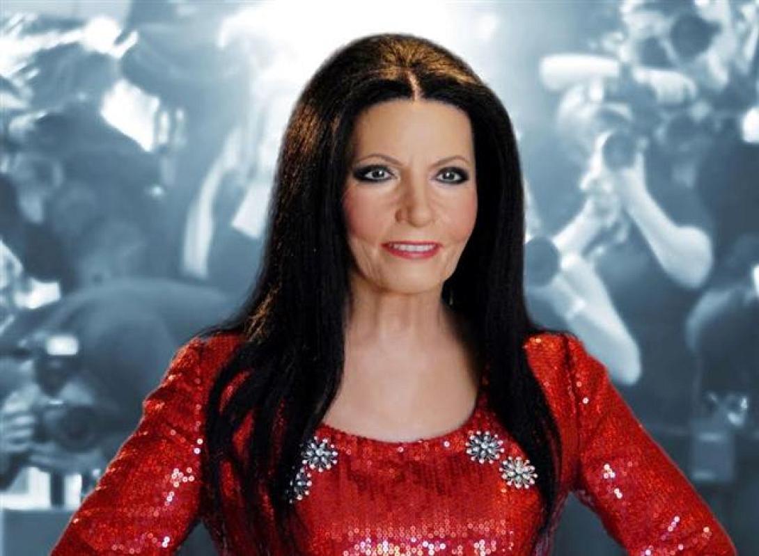 Κέρινο ομοίωμα η  "βασίλισσα της νύχτας" Ζωζώ Σαπουντζάκη